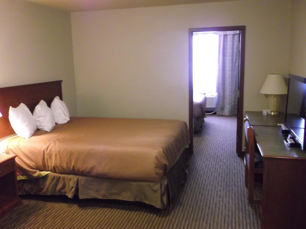 Foxwood Inn And Suites Fox Creek Chambre photo