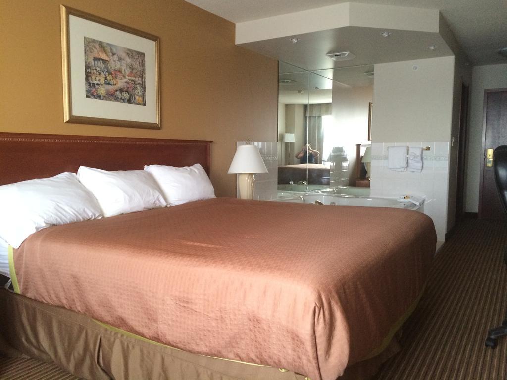 Foxwood Inn And Suites Fox Creek Chambre photo
