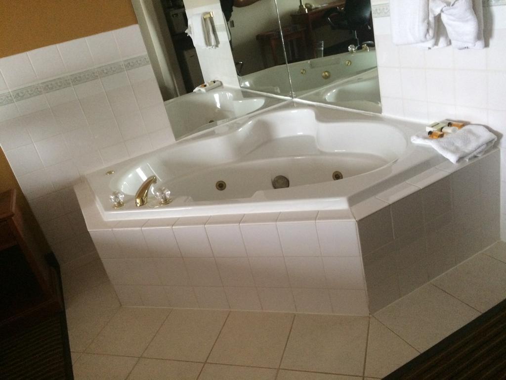 Foxwood Inn And Suites Fox Creek Chambre photo