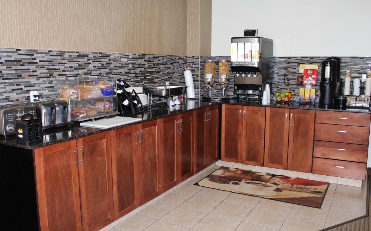Foxwood Inn And Suites Fox Creek Extérieur photo